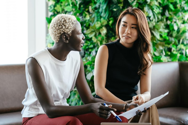 twee-vrouwen-bespreken.jpg